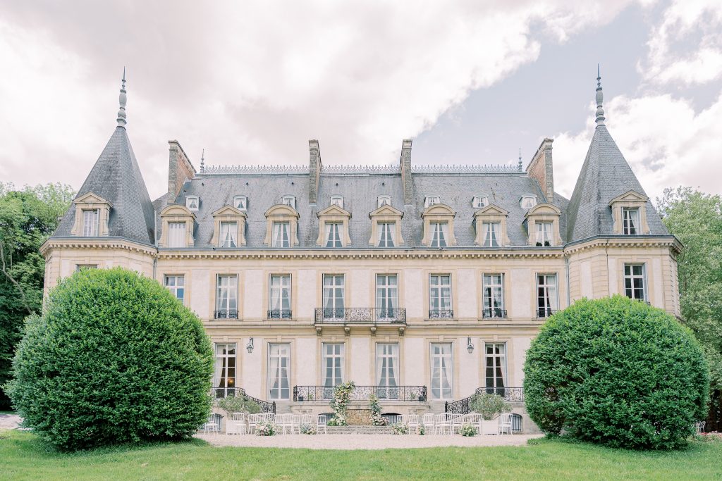 Paris – die Stadt der Liebe – bietet eine Vielzahl an exklusiven und romantischen Hochzeitslocations, die jede Feier zu einem unvergesslichen Erlebnis machen. Ob luxuriöse Hotels, historische Schlösser oder idyllische Gärten – hier findet jedes Paar die perfekte Kulisse für den großen Tag. Im folgenden Artikel sind alle wichtigen Informationen & Kosten zusammengefasst sowie meine persönliche Top 9 Hochzeitsloscations in Paris und Umgebung.......